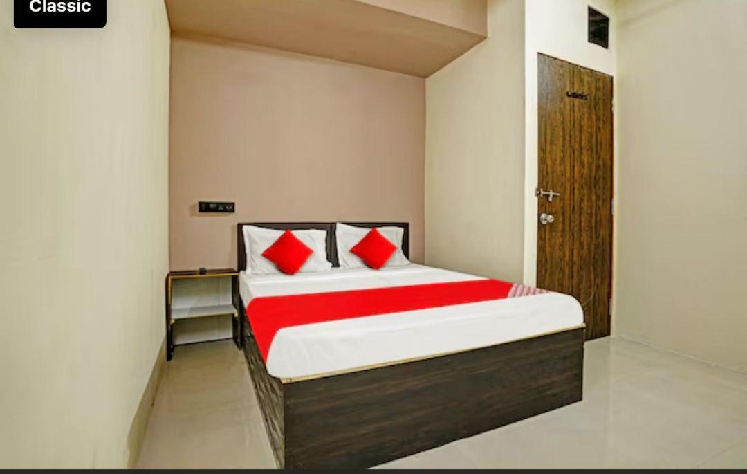 Hotel Welcome, Vip Road Vesu Surate Extérieur photo